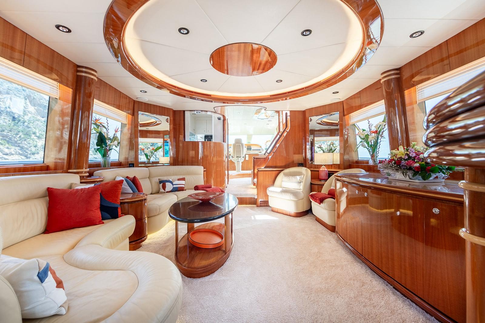 Saloon of EHTHELE with a curved wood ceiling, a bar and a cream sofa